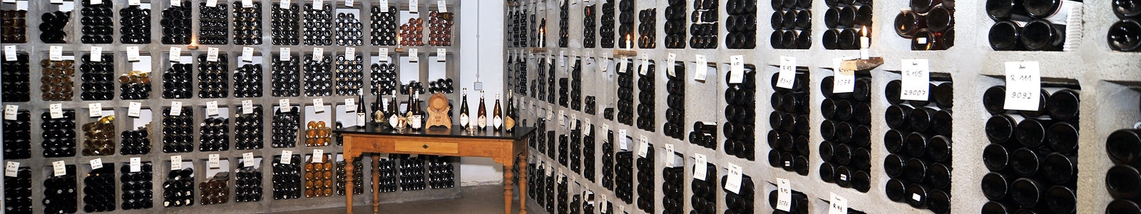 Many Winebottles on the sales shelf ©DLR